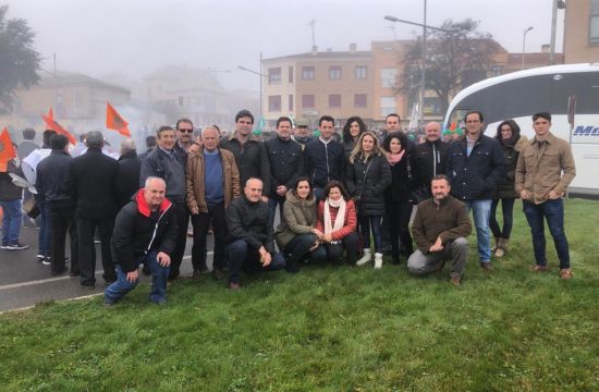 Agricultores bolaños y equipo de gobierno en manifestación Toledo
